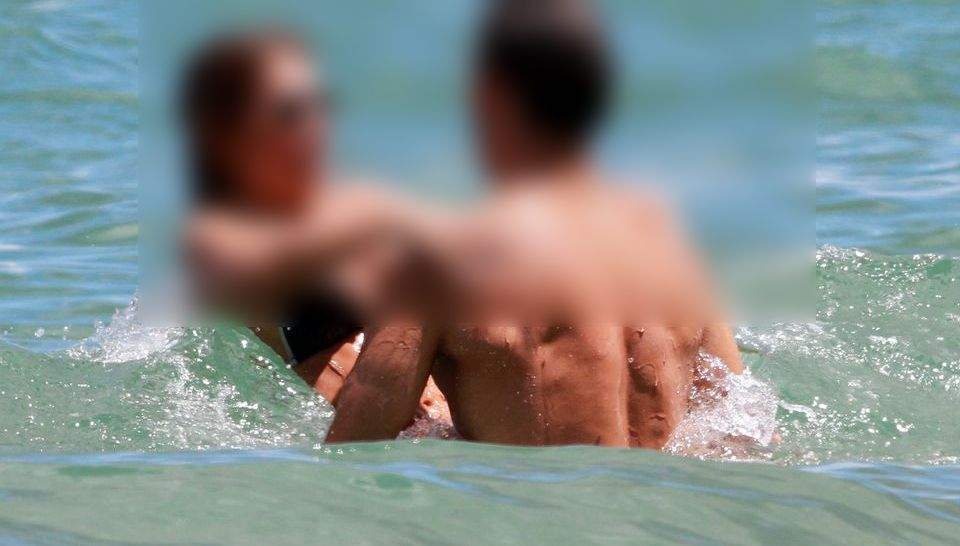 Incendiar! Au făcut sex în văzul tuturor? Două vedete, surprinse în ipostaze fierbinţi la mare / Galerie foto