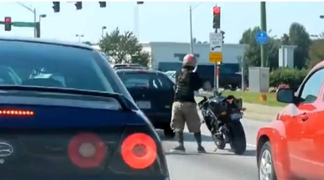 Motociclistul pus pe distracţie! Uite ce fac unii la semafor! VIDEO