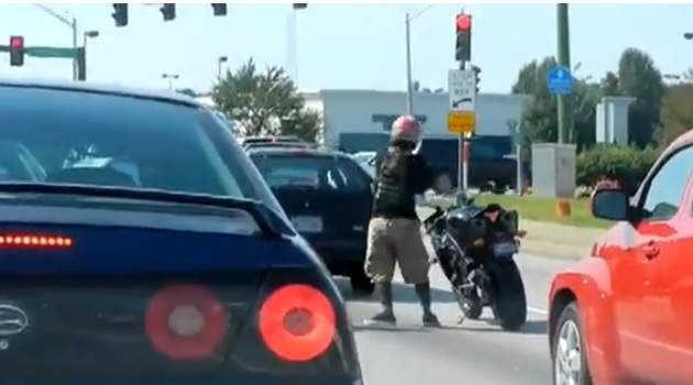 Motociclistul pus pe distracţie! Uite ce fac unii la semafor! VIDEO