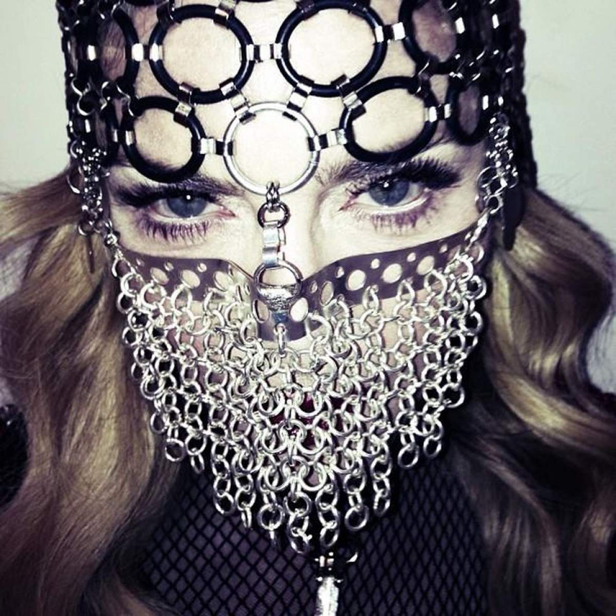 Gestul cu care Madonna i-a scandalizat pe musulmani!  "Îşi pune viaţa în pericol!", strigă îngrijoraţi prietenii divei