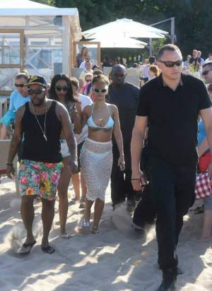 Ce bună e Rihanna aproape goală pe plajă! Uite ce ţinută a purtat şi cum a atras atenţia! Foto