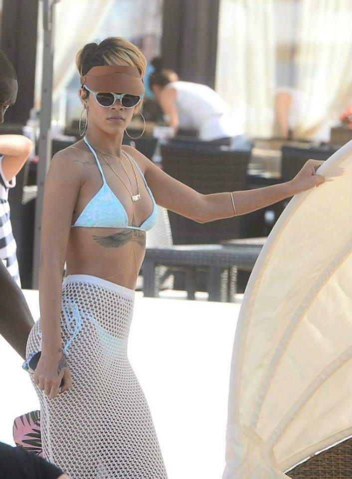 Ce bună e Rihanna aproape goală pe plajă! Uite ce ţinută a purtat şi cum a atras atenţia! Foto