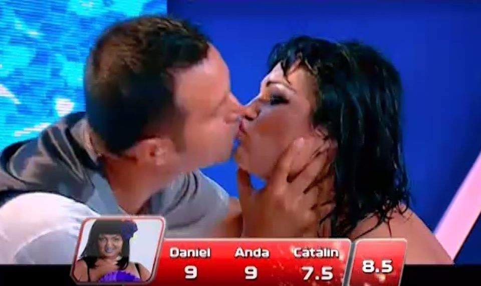 Ce curajos a fost Daniel Buzdugan! A sărutat-o pe gură pe Ozana Barabacea