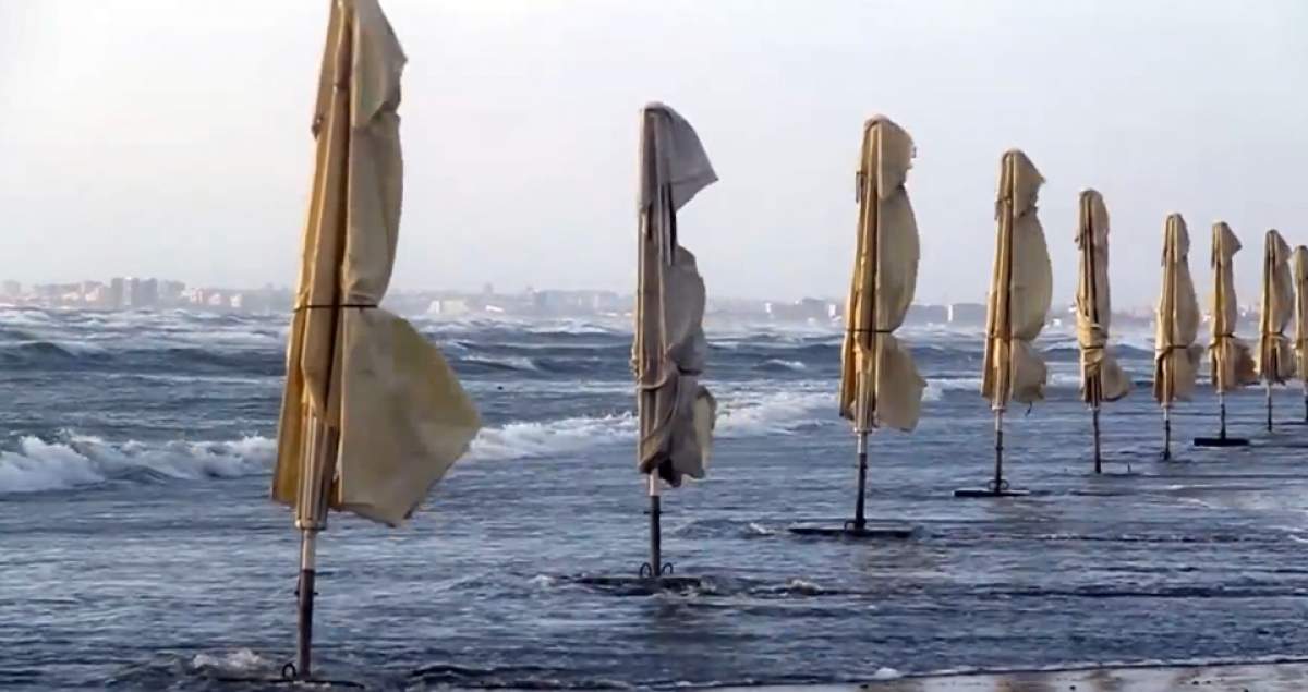 Valuri de peste 2 metri la mare! Salvamarii avertizează turiştii să nu se aventureze în apă! Au apărut deja primele victime