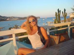 Julia Jianu o "arde" în Ibiza: "Sunt foarte fericită!" / Foto
