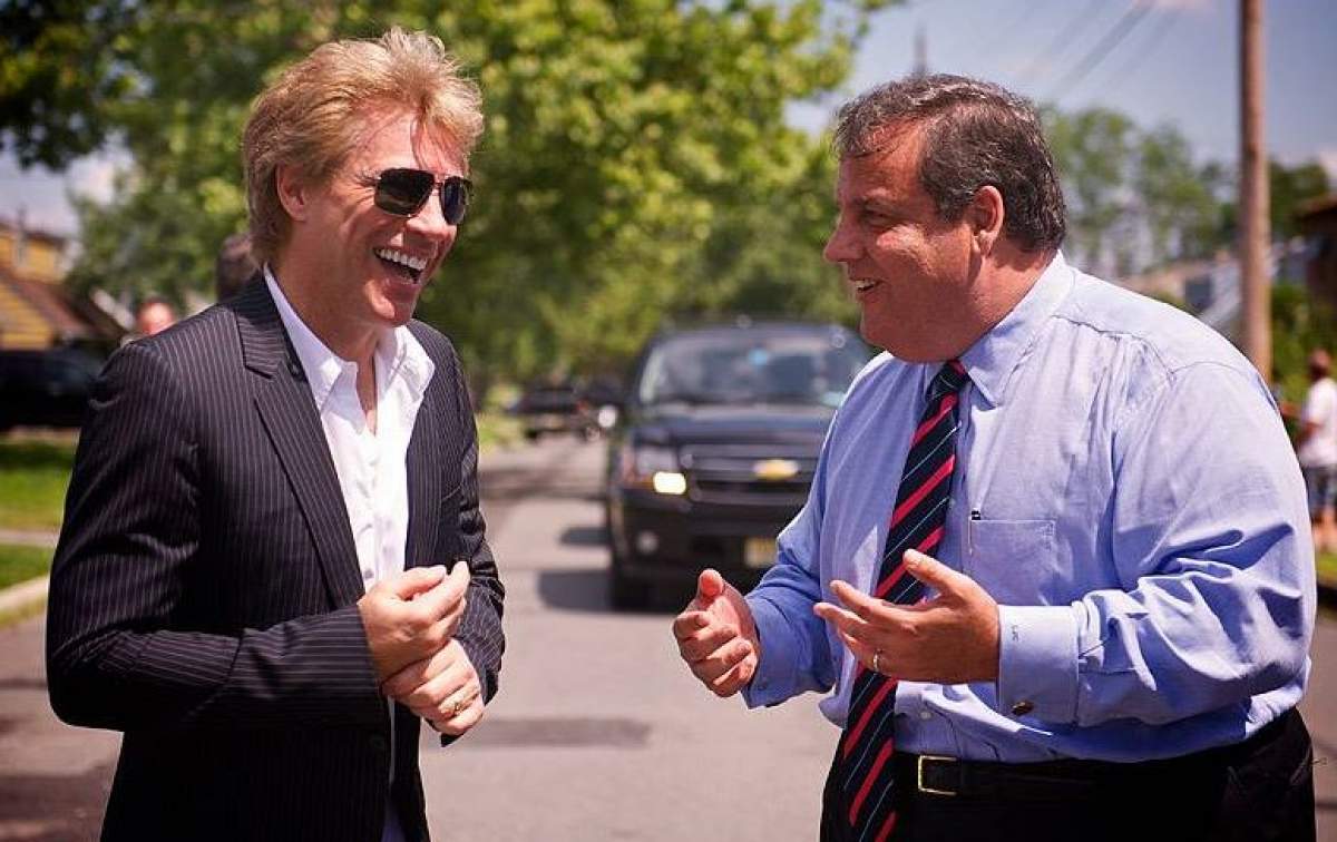 Nu o să îţi vină să crezi ce sumă colosală a donat Bon Jovi pentru ajutorarea victimelor uraganului Sandy!