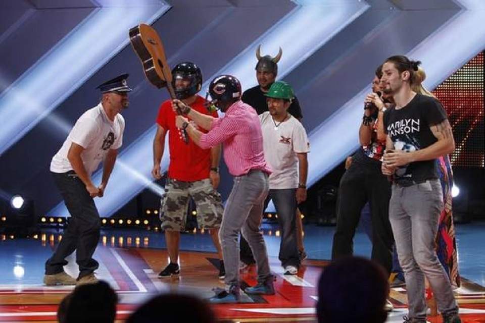 Tensiune maximă la "X Factor"!  Dani Oţil a vrut să-i spargă capul lui Cheloo! / Galerie foto