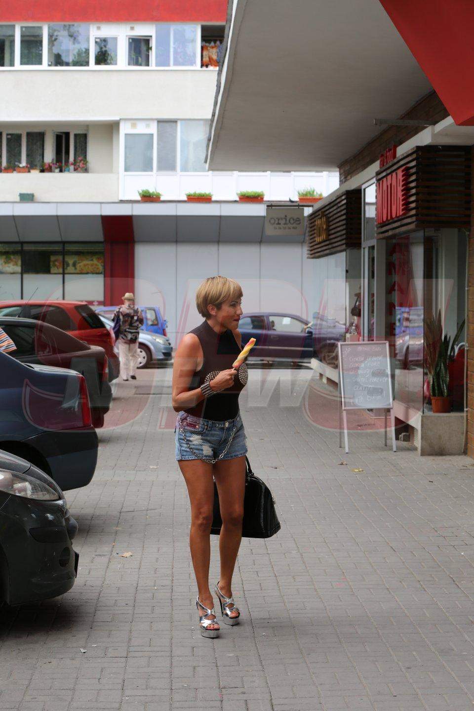 Interzis minorilor!  Află ce suge şi linge Rocsana Marcu în văzul lumii! / FOTO