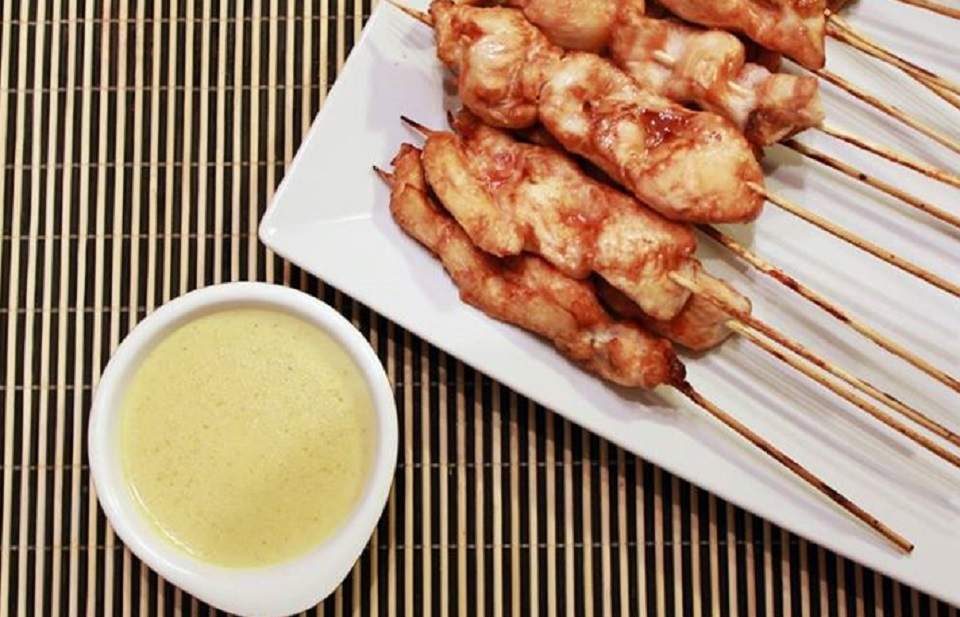 Cea mai sexy bucătăreasă din România vă recomandă frigărui în sos de cocos!