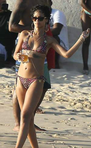 Rihanna, dependentă de alcool? Uite-o din nou moartă de beată pe plajă