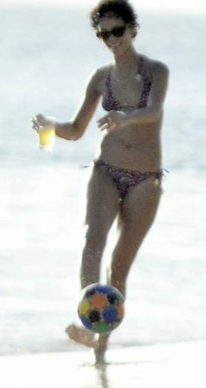 Rihanna, dependentă de alcool? Uite-o din nou moartă de beată pe plajă