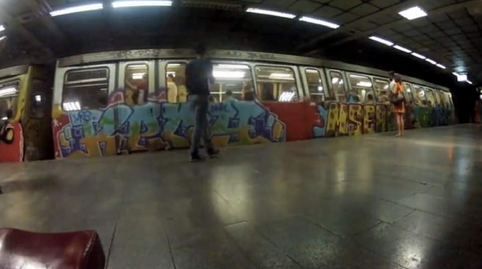 Te-ai întrebat vreodată cum sunt realizate graffiti-urile pe metrou? Iată răspunsul! /Video