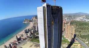 În Spania s-a răsturnat carul cu proşti! Au construit un zgârie-nori de 47 de etaje dar au uitat de lift