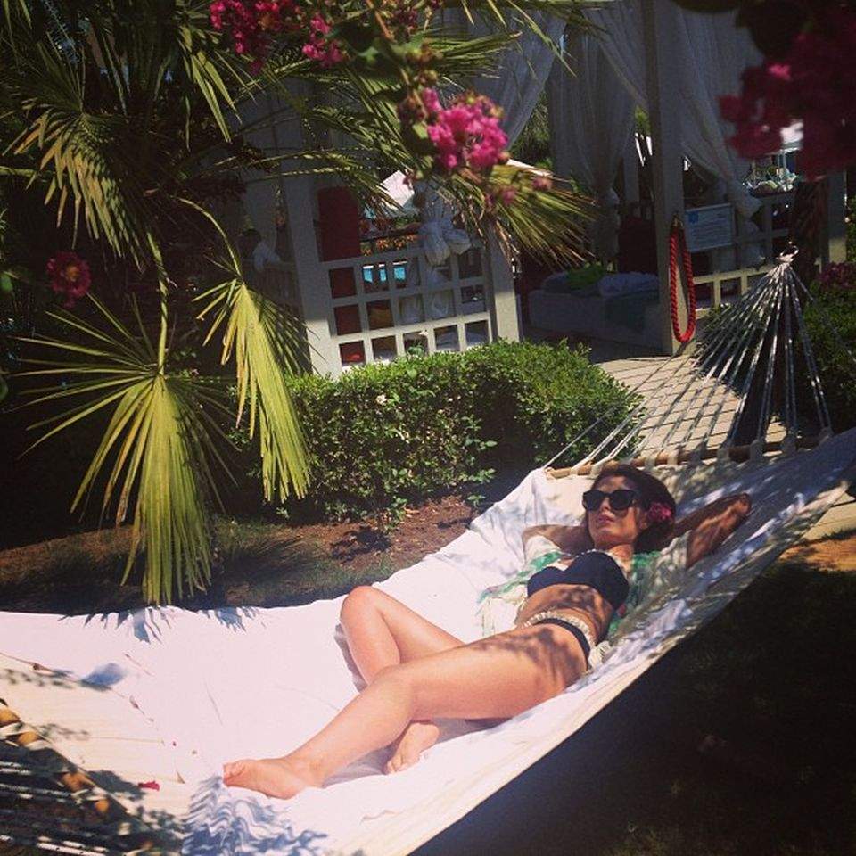 "Eşti belea", strigă fanii! Elena Gheorghe se relaxează aproape goală într-un hamac