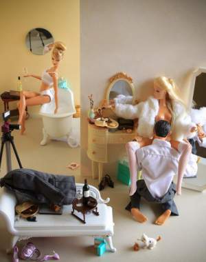 Cele mai ciudate fotografii cu Barbie! Ipostaze în care nu te aşteptai să vezi nişte păpuşi!/FOTO