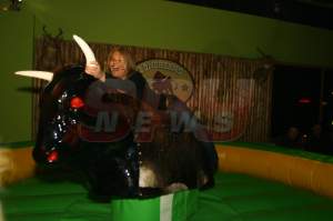 HOT, HOT, HOT!!!!! Gina Pistol în ipostazele visate de orice bărbat! Blondina călăreşte un...!/ FOTO