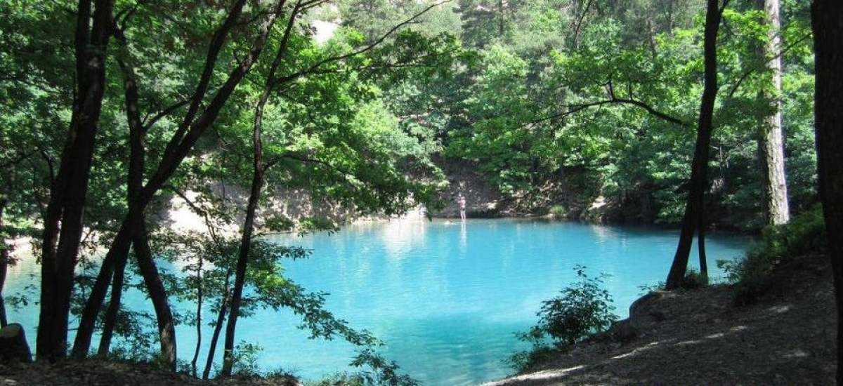 Singurul lac din LUME care îşi schimbă culoarea se află în România! Fotografii de excepţie