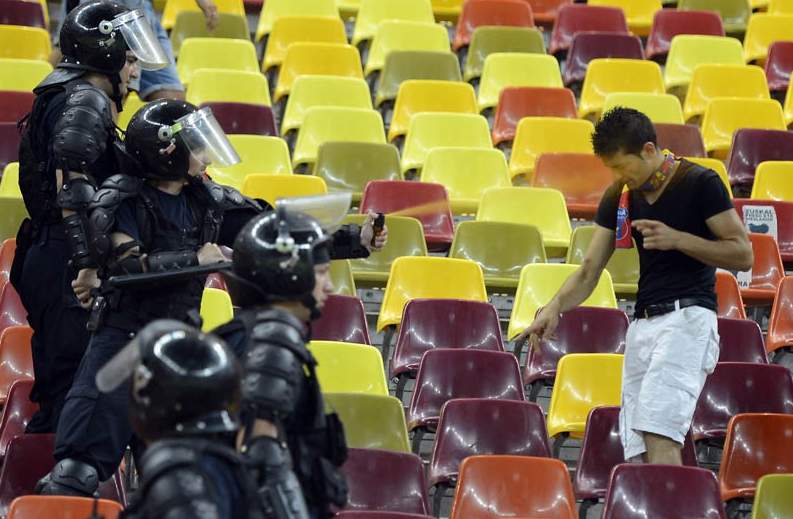 Bătaie între galerii la derby-ul Steaua-Dinamo