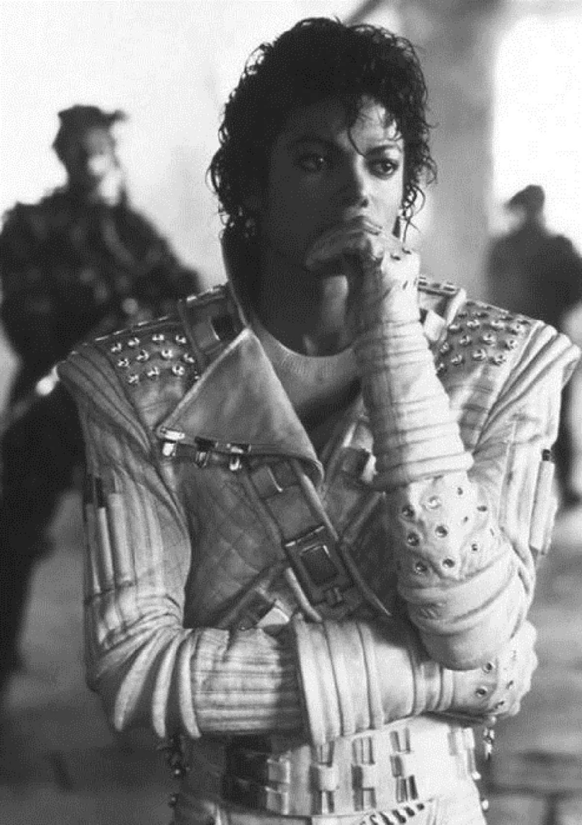 Ştiaţi că...albumul "Thriller" al lui Michael Jackson este cel mai bine vândut album din toate timpurile?