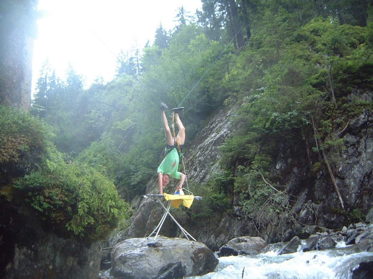 "Extreme ironing" sau "călcatul extrem al rufelor" este unul dintre cele mai ciudate sporturi din lume!/VIDEO