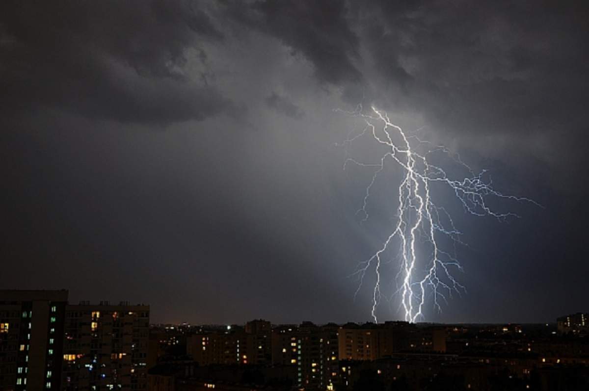 Vin furtunile peste România! Meteorologii au anunţat cod portocaliu de ploi pe Valea Prahovei!