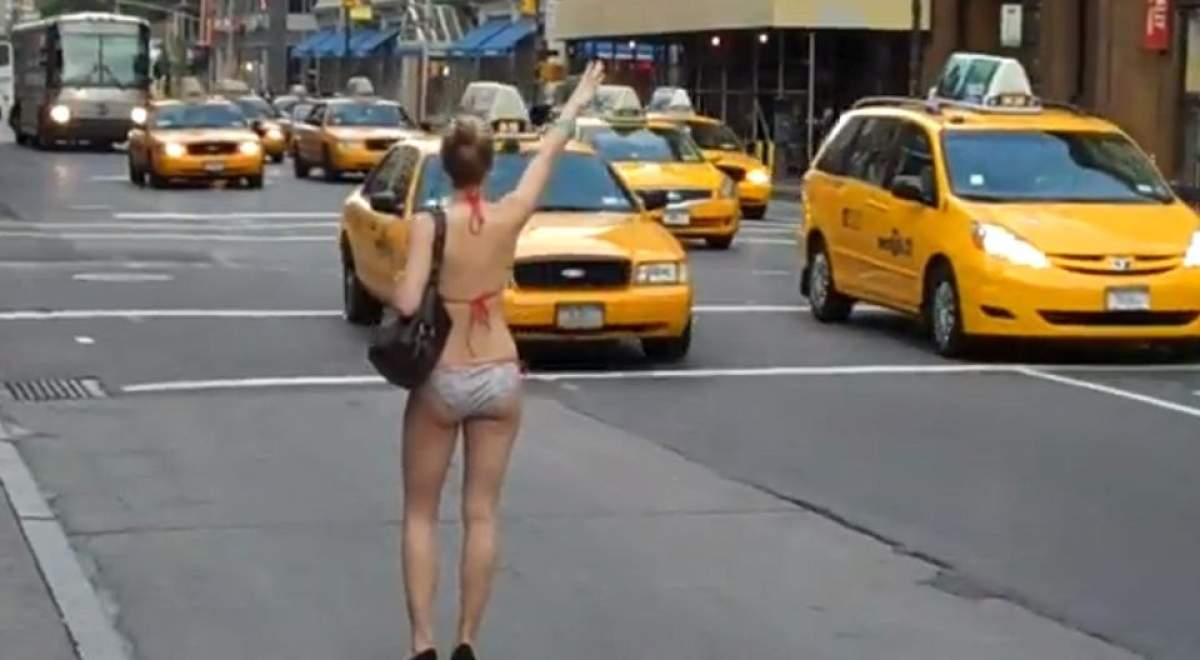 Uite cum o femeie goală opreşte un taxi pe stradă! / VIDEO INCENDIAR!