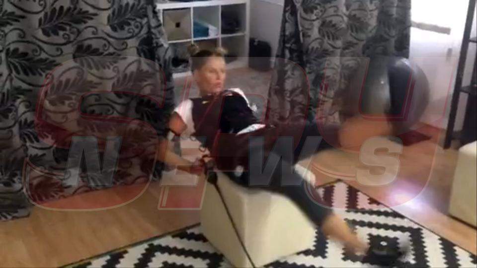 Uite cum se zbate Andreea Bănică pe scaun în mijlocul sufrageriei! / VIDEO AMUZANT