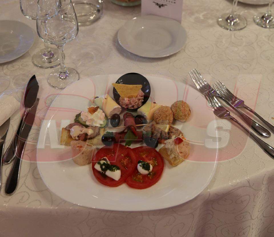 Uite cum i-a "omenit" Elena Hueanu pe invitaţii de la botezul fiicei sale!