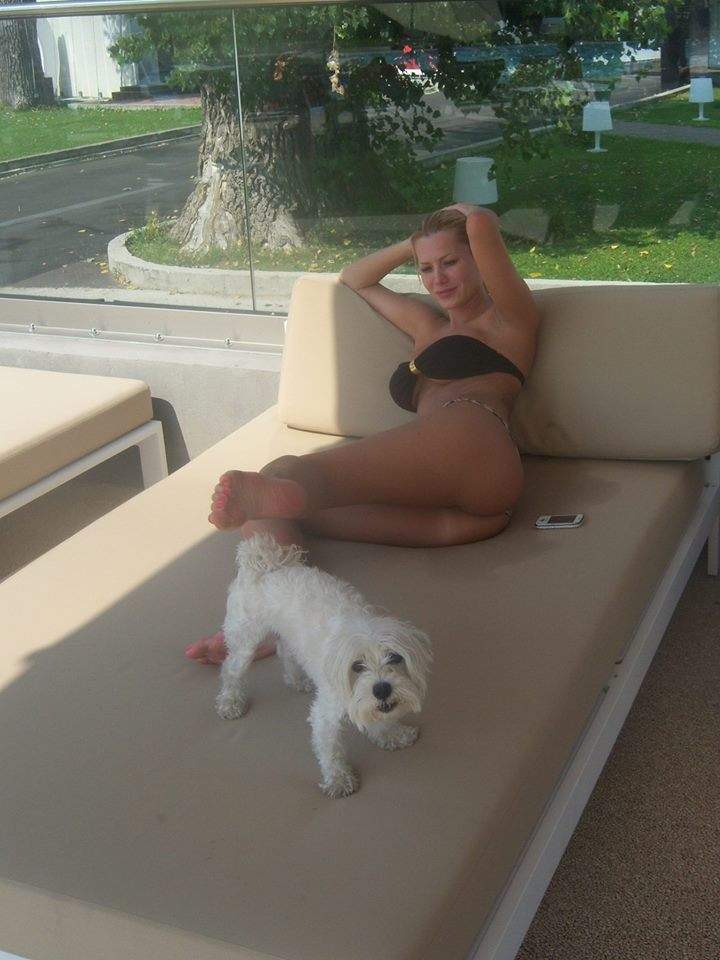 Simona Sensual, doar în sutien şi chiloţi, mângâie un mascul feroce! Ai să rămâi surprins!