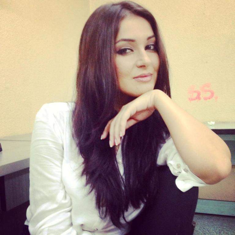 Elena de la Mandinga, crăcănată şi udă! / FOTO INCENDIARĂ