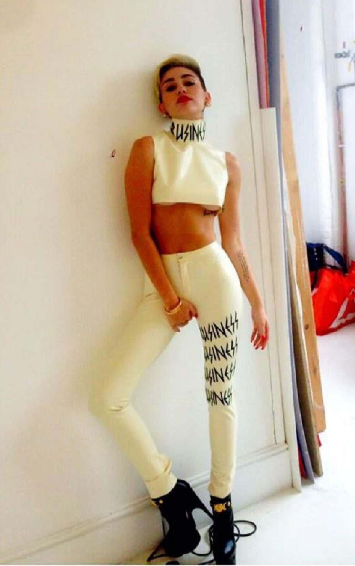 Miley Cyrus îl înşală pe iubitul ei cu un băiat brunet! / FOTO