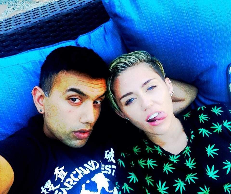 Miley Cyrus îl înşală pe iubitul ei cu un băiat brunet! / FOTO