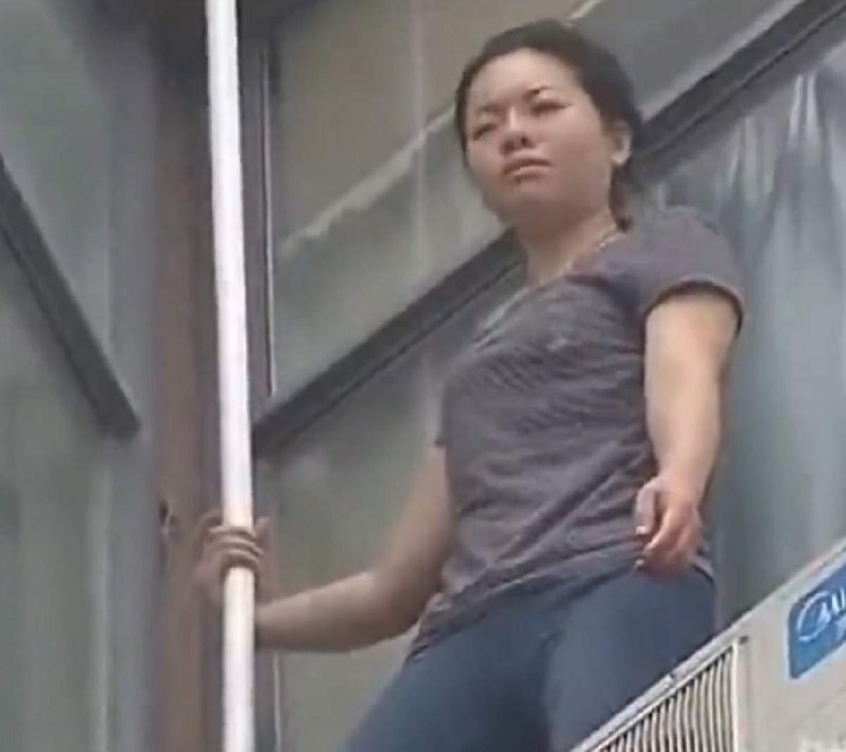 Tentativă de sinucidere şocantă! O femeie şi-a tăiat venele şi a vrut să se arunce de pe bloc! / VIDEO CUTREMURĂTOR