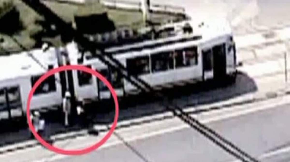 O femeie a fost lovită de tramvai în Capitală