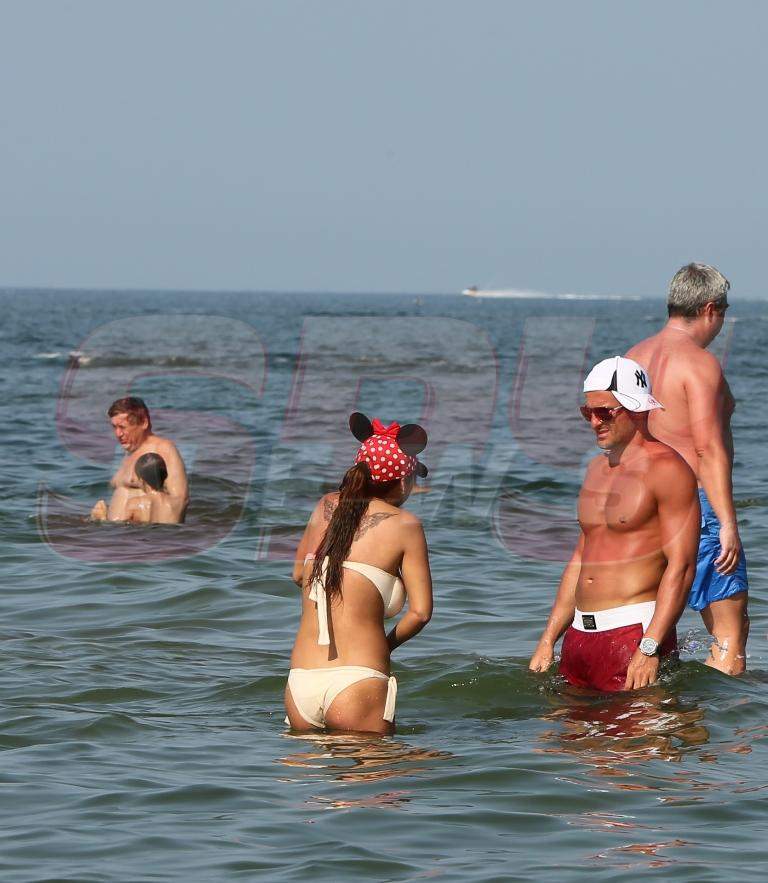 EXCLUSIV!!! Roxana Vancea la mare, cu mâna-n chiloţei! Reacţia iubitului e pe măsură! / GALERIE FOTO