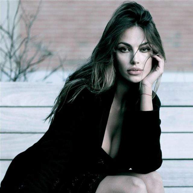 Mădălina Ghenea se dezlănţuie la petrecerea după nunta fratelui ei