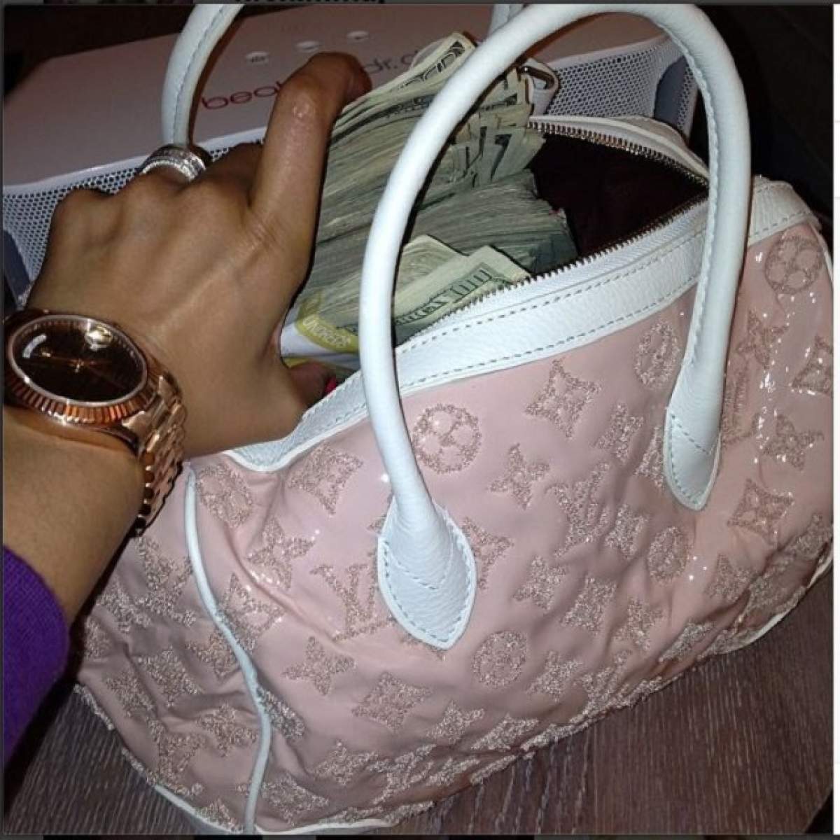 Umblă cu mii de dolari în geantă şi nu îi este frică de hoţi! / Foto