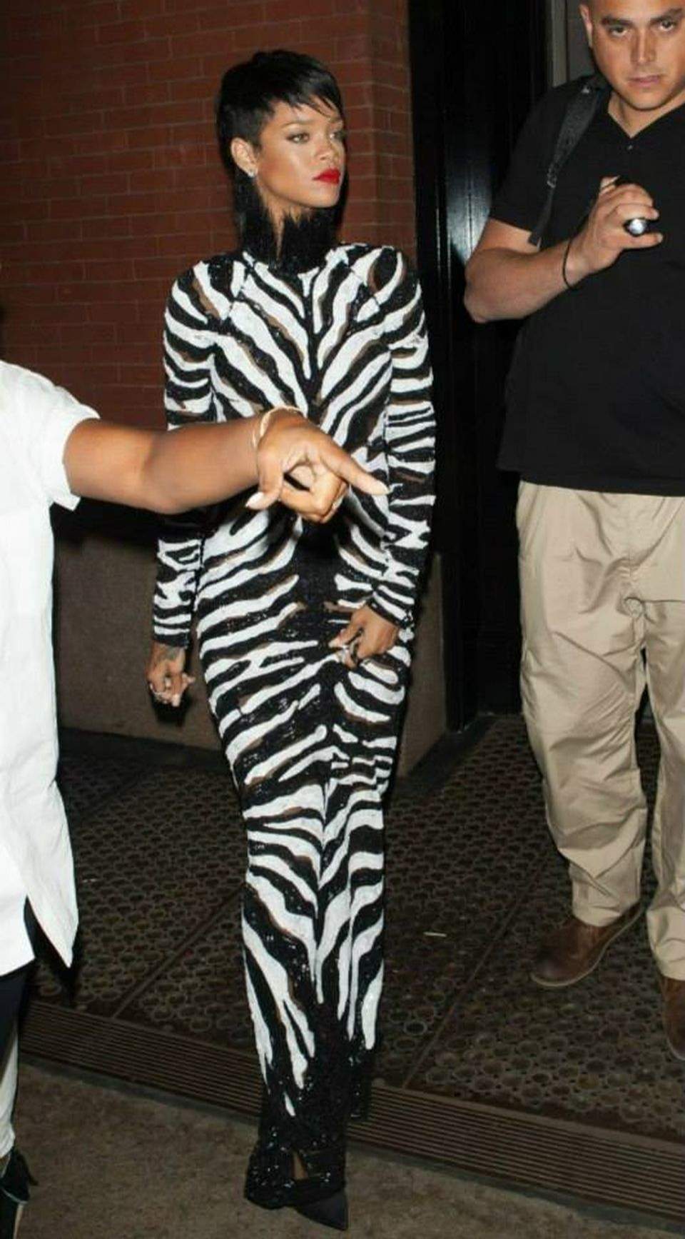 Rihanna se îmbracă exact ca un animal / Vezi fotografiile care au stârnit râsul fanilor ei