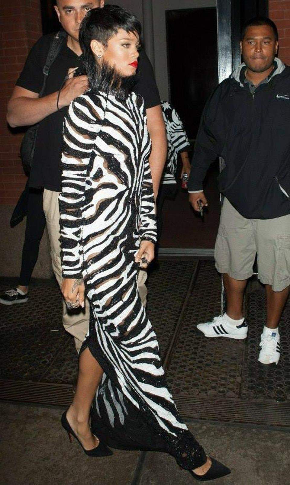 Rihanna se îmbracă exact ca un animal / Vezi fotografiile care au stârnit râsul fanilor ei