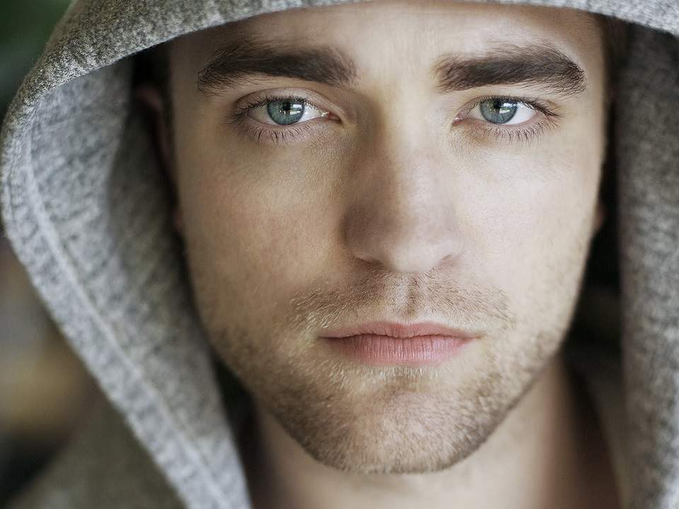 Atingeri fierbinţi între Robert Pattinson şi o şatenă! Se leagă o idilă? / Foto