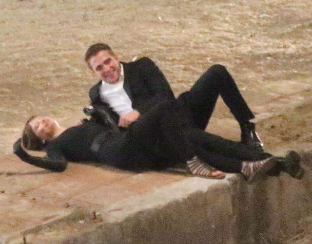 Atingeri fierbinţi între Robert Pattinson şi o şatenă! Se leagă o idilă? / Foto