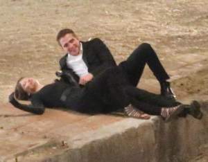 Atingeri fierbinţi între Robert Pattinson şi o şatenă! Se leagă o idilă? / Foto