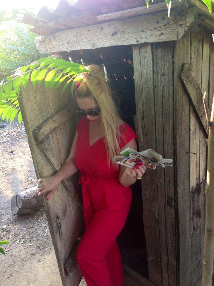 Oana Lis, cu paparazzii la WC!