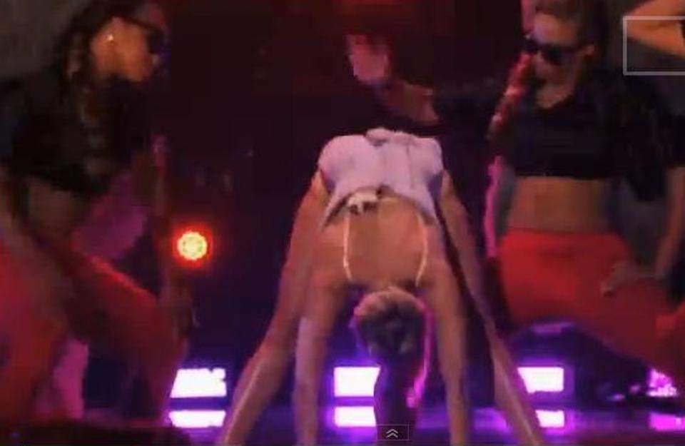 Miley Cyrus şochează din nou! Preferinţe stranii şi scene porno în direct!