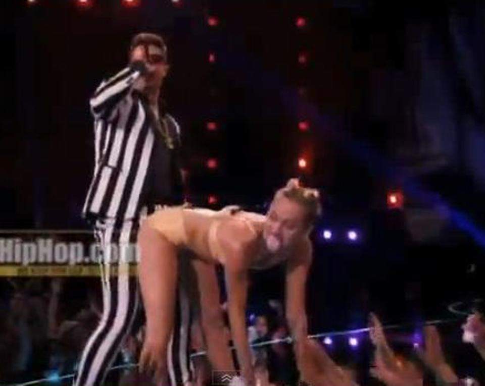 Miley Cyrus şochează din nou! Preferinţe stranii şi scene porno în direct!