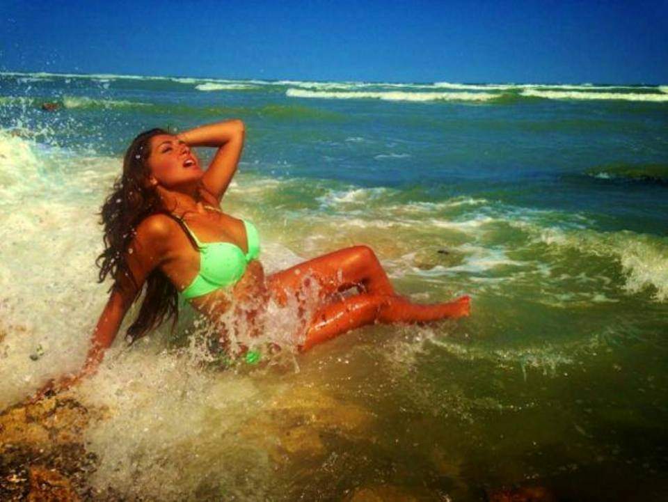 Elena de la Mandinga, în prag de orgasm, în valurile mării!