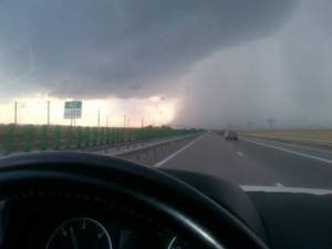 Tania Budi, prinsă de furtună pe autostradă! Vezi fotografia inedită!