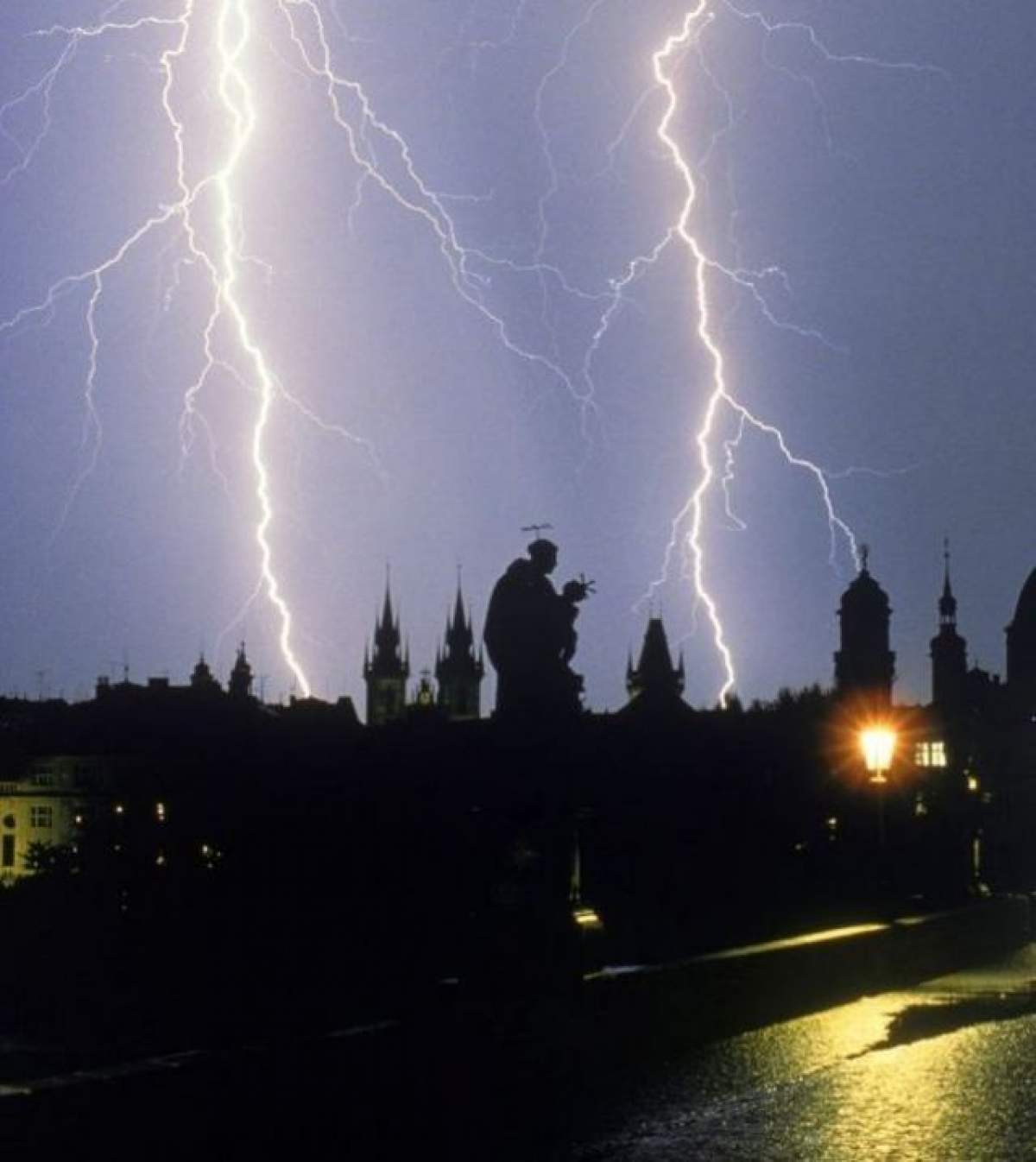 Furtuna puternică din Vaslui a lăsat 94 de localităţi fără curent