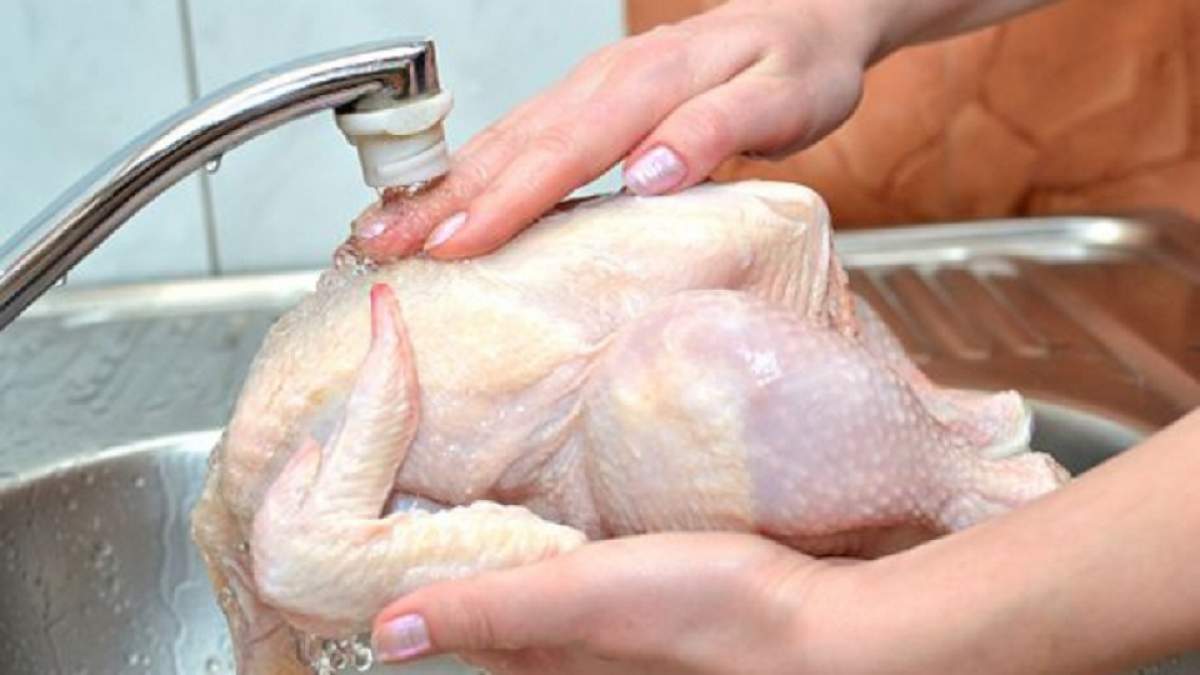 Uite de ce nu este bine să spălaţi carnea de pui înainte de a fi gătită! / VIDEO