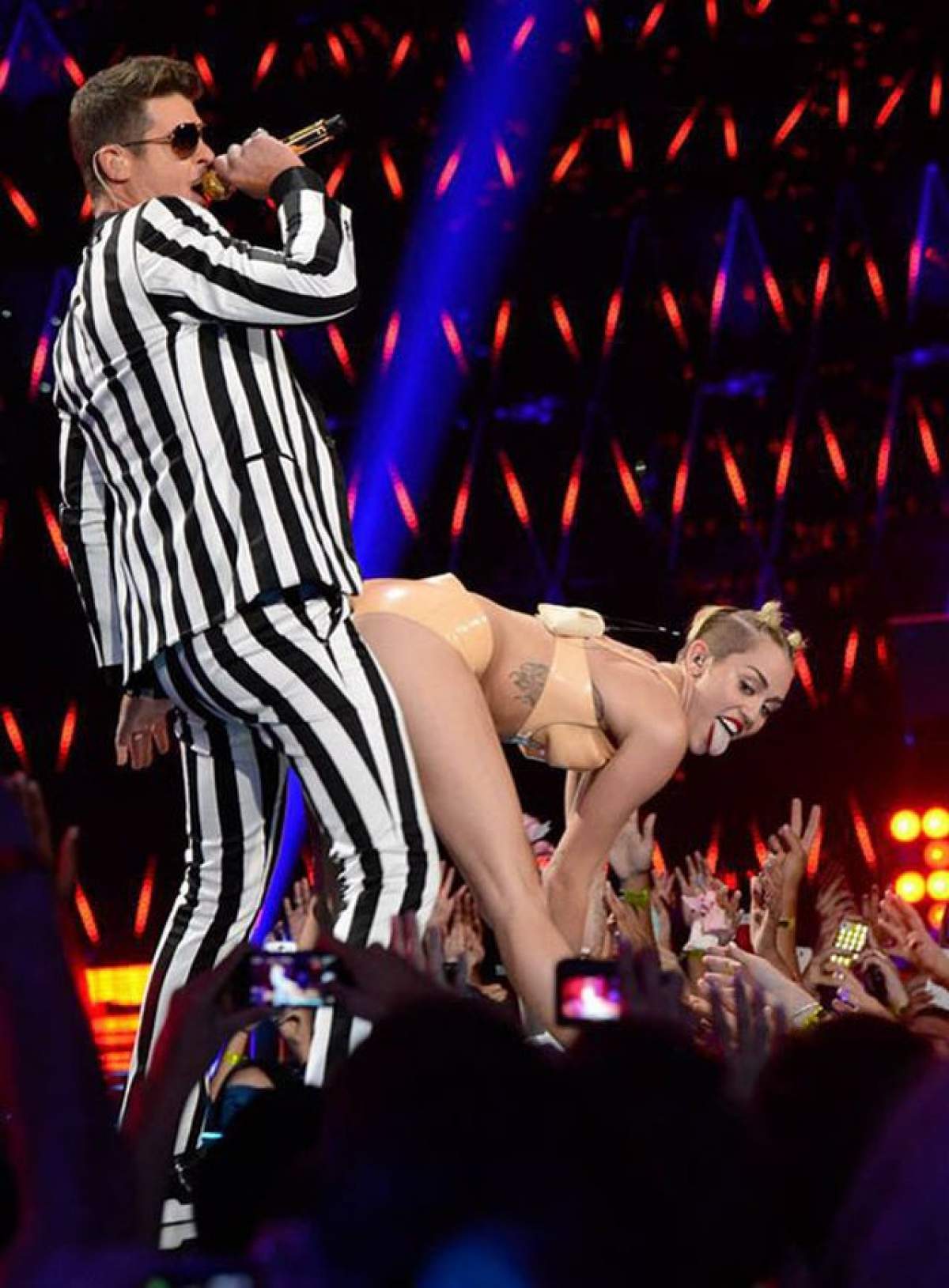 Gest şocant! Miley Cyrus se ţine de "păsărică"!